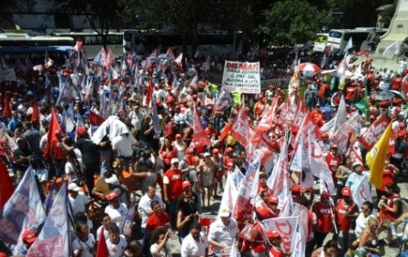 Convocado pelos petroleiros, ato teve concentração na Cinelândia