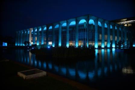 Crédito: Valter Campanato - Agência Brasil - Palácio Itamaraty, em Brasília, iluminado de azul em apoio à campanha
