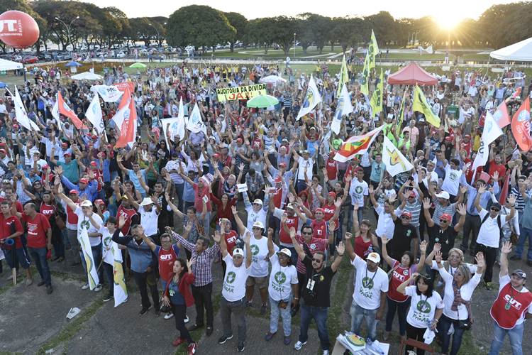 Grupo de servidores protestaram em frente ao Palácio do Buriti durante o julgamento