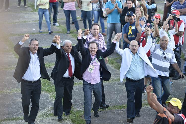 Servidores comemoram a decisão de manutenção do reajuste