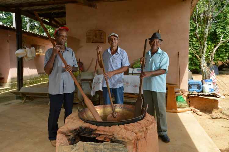 Produtores ensinam como a marmelada é feita: receita antiga, vinda do conhecimento de antigos quilombolas do local