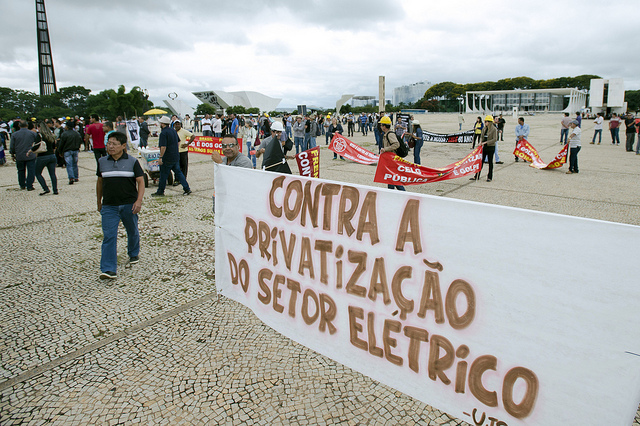 Trabalhadores do setor elétrico protestam contra venda de distribuidoras de energia pela Eletrobras, em frente ao Palácio do Planalto - Créditos: Marcelo Camargo | Agência Brasil